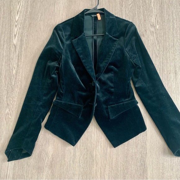Black Halo Velvet Women's Blazer - Picture 3 of 13